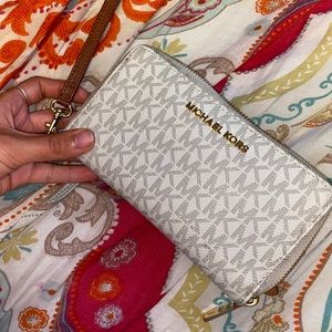 Micheal Kors wallet wristlet